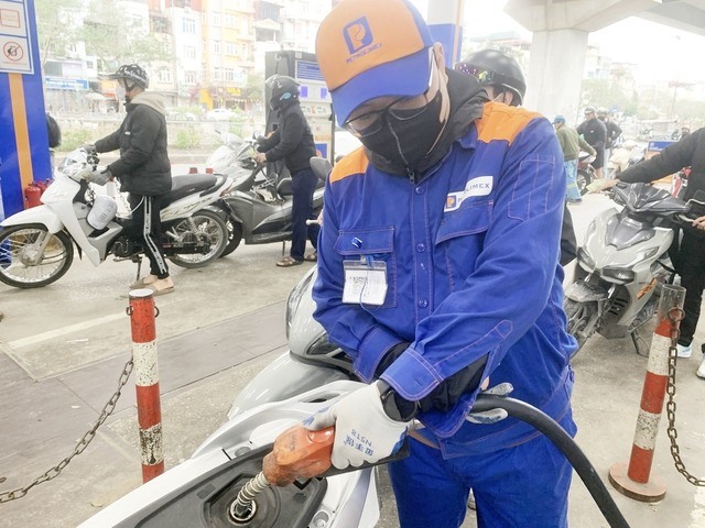 Giá xăng có thể quay đầu giảm vào ngày mai 27/2