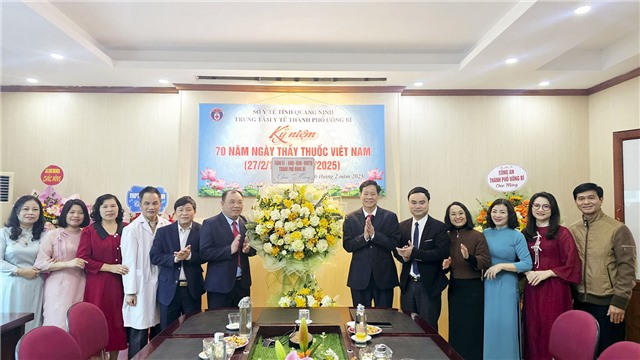 Chủ tịch UBND TP Uông Bí thăm, chúc mừng các đơn vị y tế nhân ngày 27/2