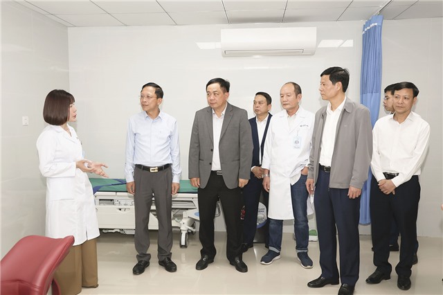 Các đồng chí lãnh đạo thành phố thăm, làm việc tại Bệnh viện đa khoa Quốc tế Hà Nội - Quảng Ninh