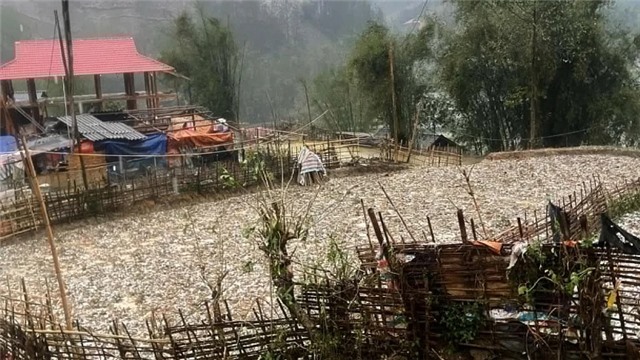 Mưa đá trắng trời ở Điện Biên và Sơn La