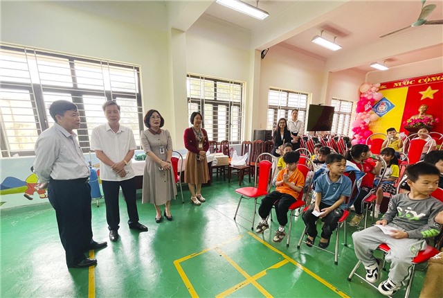 Phó Chủ tịch Thường trực UBND thành phố Nguyễn Văn Thành kiểm tra tại các điểm tiêm chủng vắc xin sởi năm 2025