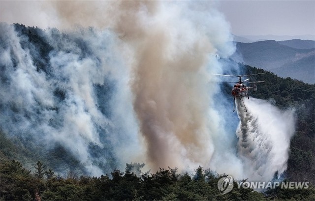 Trực thăng Hàn Quốc rơi khi dập cháy rừng, phi công thiệt mạng