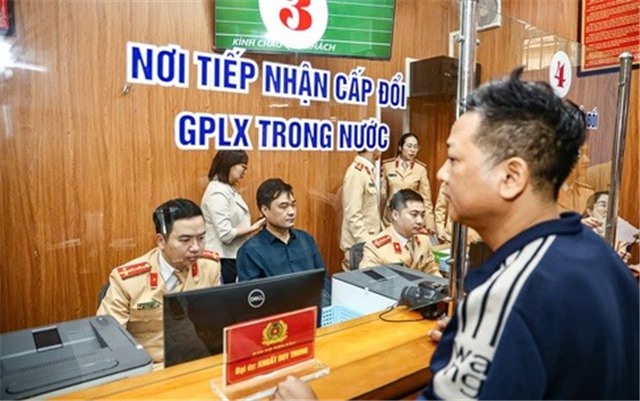 Ngày đầu vận hành trang thông tin điện tử cấp đổi GPLX mới có gì đặc biệt?