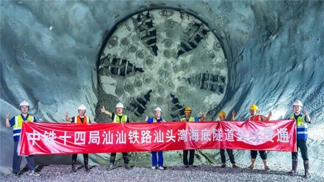 Trung Quốc thông hầm đường sắt cao tốc xuyên biển tốc độ 350km/giờ đầu tiên trên thế giới