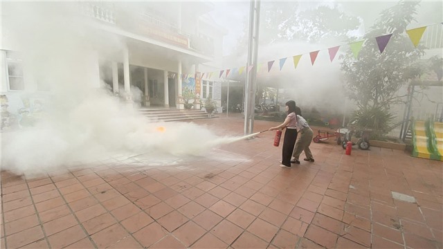 Tuyên truyền và thực tập phương án chữa cháy và cứu nạn, cứu hộ tại Trường Mầm non Trưng Vương