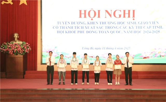 Thành phố Uông Bí tuyên dương, khen thưởng học sinh, giáo viên đạt thành tích xuất sắc trong năm học 2024 - 2025