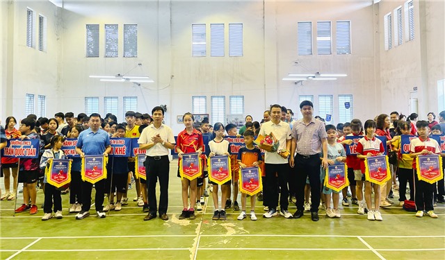 Khai mạc Giải Bóng bàn học sinh thành phố Uông Bí năm học 2024-2025