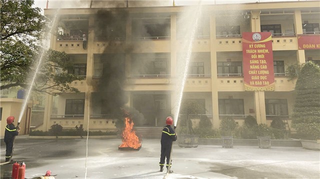 Tuyên truyền, trải nghiệm và thực tập phương án chữa cháy và cứu nạn, cứu hộ tại Trường THPT Hoàng Văn Thụ