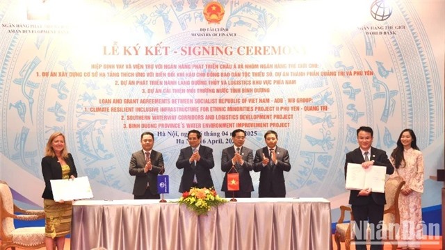 Ký hiệp định vay và viện trợ gần 400 triệu USD cho 3 dự án tại Việt Nam