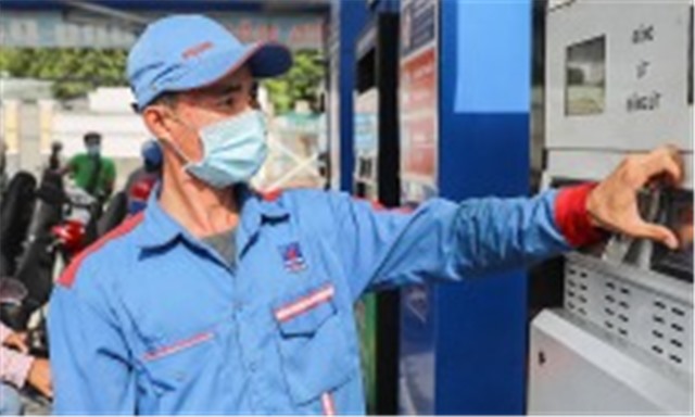 Giá xăng RON 95 xuống thấp nhất 5 năm