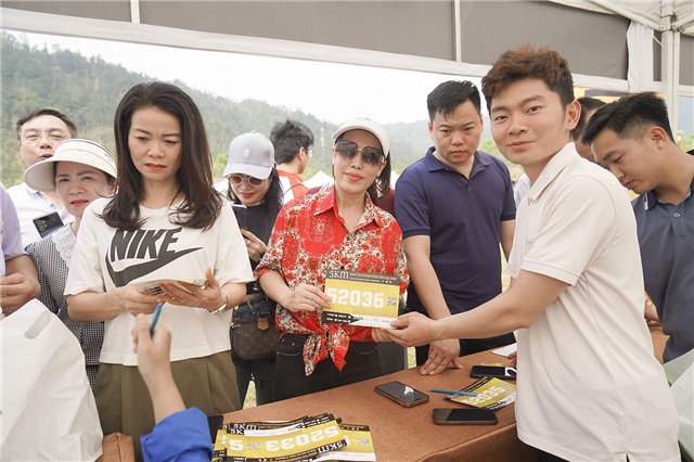 VĐV phấn khởi nhận Racekit Giải leo núi Yên Tử 2025 - Chinh phục đỉnh Phù Vân