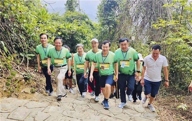 Vận động viên nỗ lực hết mình chinh phục đỉnh Phù Vân