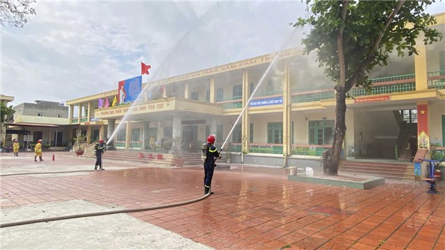Tuyên truyền, thực tập phương án chữa cháy và cứu nạn, cứu hộ tại Trường Tiểu học và THCS Nam Khê