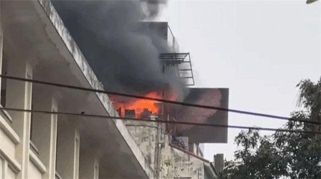 Hà Nội: Di tản gần 1.000 học sinh do cháy nhà gần trường tiểu học