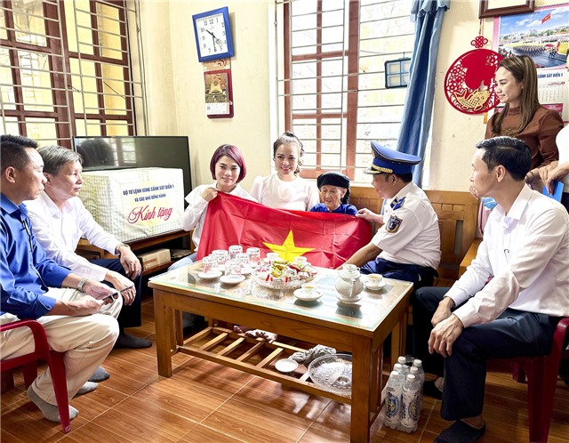 Chính ủy Vùng Cảnh sát biển 1 thăm, tặng quà Mẹ Việt Nam Anh hùng Hoàng Thị Nghi