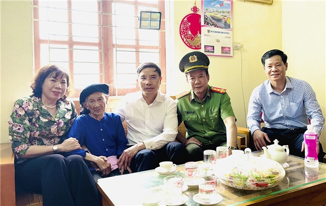 Chủ tịch UBND tỉnh Quảng Ninh thăm, tặng quà Mẹ Việt Nam Anh hùng Hoàng Thị Nghi nhân kỷ niệm 50 năm Giải phóng miền Nam