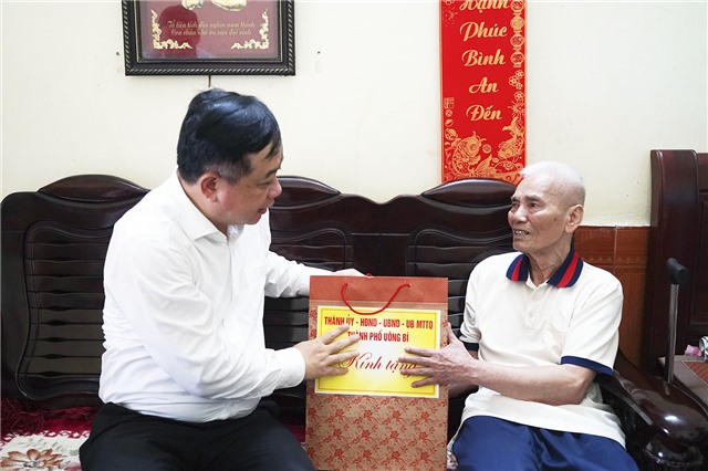 Đồng chí Mai Vũ Tuấn, Tỉnh uỷ viên, Bí thư Thành uỷ thăm tặng quà Chiến sỹ Điện Biên