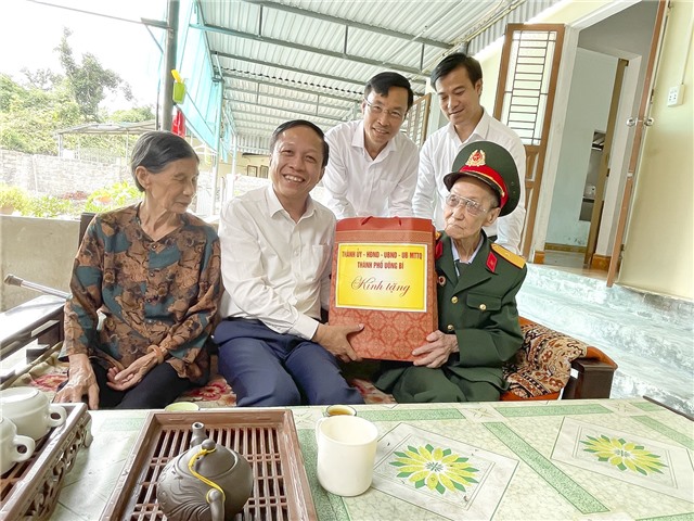 Đồng chí Phó Bí thư Thường trực Thành ủy Nguyễn Chiến Thắng thăm và tặng quà các chiến sỹ Điện Biên trên địa bàn