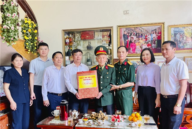 Chủ tịch Uỷ ban MTTQ thành phố Đào Ngọc Sơn thăm, tặng quà các cựu chiến sĩ Điện Biên