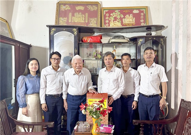 Phó Chủ tịch Thường trực UBND thành phố Nguyễn Văn Thành thăm, tặng quà các chiến sĩ Điện Biên Phủ nhân dịp các ngày lễ lớn