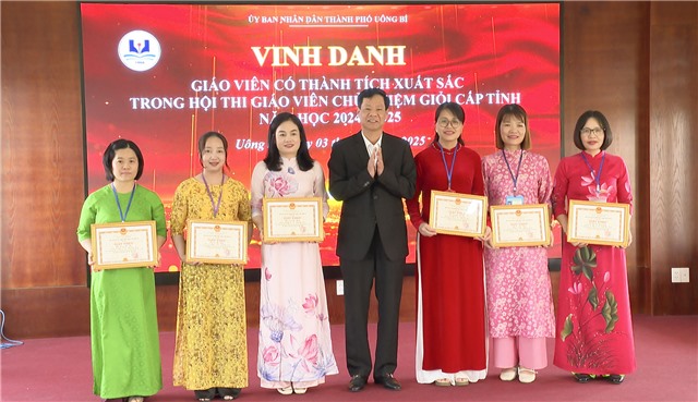 Khen thưởng 31 giáo viên Trường THPT Uông Bí có thành tích xuất sắc trong công tác bồi dưỡng học sinh giỏi cấp tỉnh, giáo viên chủ nhiệm giỏi cấp tỉnh năm học 2024-2025 