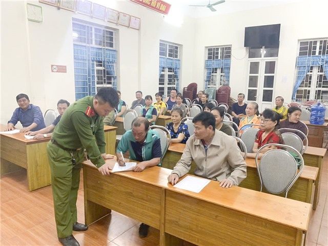 Công an phường Vàng Danh phối hợp tổ chức ký kết xây dựng khu dân cư đạt tiêu chuẩn “An toàn về an ninh, trật tự” năm 2025