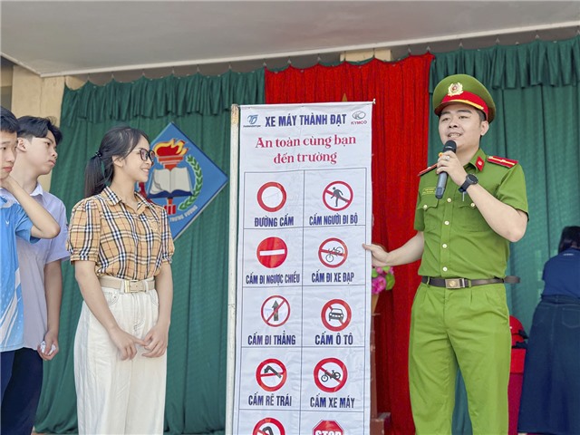 Công an phường Trưng Vương tuyên truyền an toàn giao thông và phòng chống đuối nước cho học sinh trước kỳ nghỉ hè