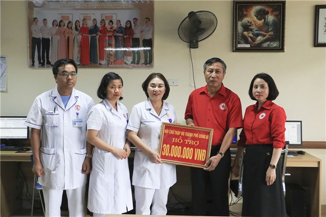 Hội Chữ thập đỏ thành phố trao kinh phí hỗ trợ cho 30 bệnh nhân có hoàn cảnh khó khăn đang điều trị tại Bệnh viện Việt Nam – Thụy Điển Uông Bí