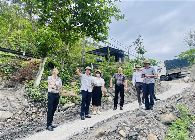 Phó Chủ tịch UBND thành phố Nguyễn Đức Hoà kiểm tra các khu vực sạt lở