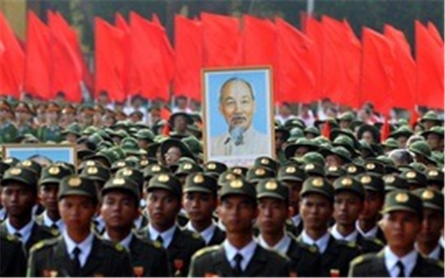 BÁC VẪN CÙNG CHÚNG CHÁU HÀNH QUÂN