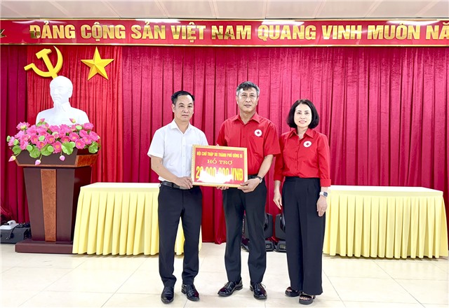 Hội Chữ thập đỏ thành phố trao tặng 20 triệu đồng cho các đối tượng tại Trung tâm Bảo trợ xã hội tỉnh Quảng Ninh