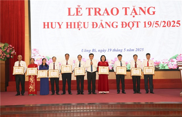Đảng bộ TP Uông Bí: Trao tặng Huy hiệu Đảng đợt 19/5