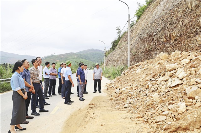 Đồng chí Bí thư Thành ủy Uông Bí kiểm tra thực địa khu vực có nguy cơ sạt lở tại phường Bắc Sơn