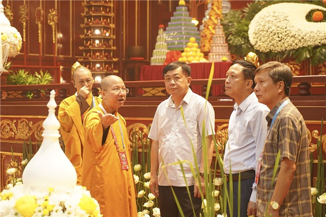 Đồng chí Mai Vũ Tuấn – Bí thư Thành uỷ kiểm tra công tác chuẩn bị cho lễ cung rước và an trí xá lợi Phật tại Yên Tử