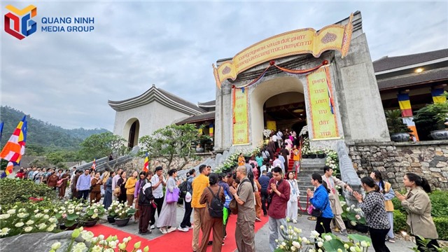 Dòng người đổ về chiêm bái xá lợi Đức Phật từ sớm