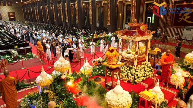 Trên 500.000 lượt người đến chiêm bái xá lợi Đức Phật tại Yên Tử