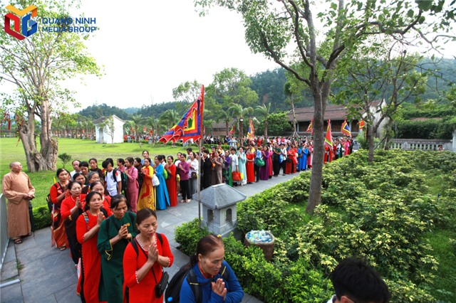 Yên Tử đón lượng khách kỷ lục đến chiêm bái xá lợi Phật