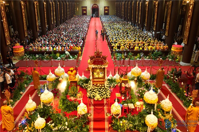 Lễ dâng hoa đăng, cầu nguyện quốc thái dân an