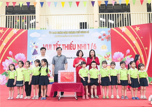 Đồng chí Phó Bí thư Tỉnh ủy thăm, chúc mừng các cháu thiếu nhi Trường Mầm non Thanh Sơn nhân dịp 1/6