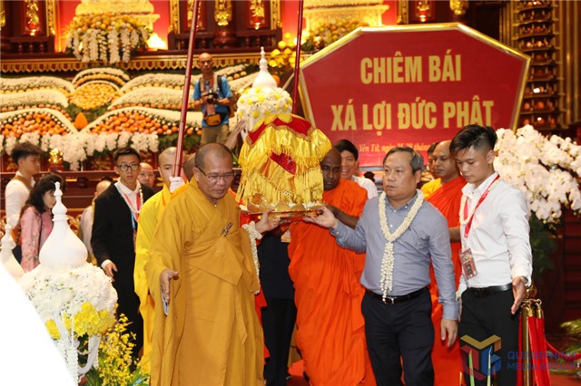 Cung tiễn xá lợi Phật từ Cung Trúc Lâm Yên Tử về chùa Chuông, Hưng Yên