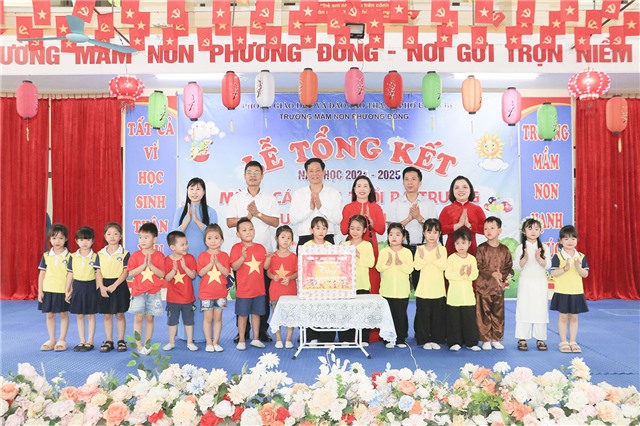 Chủ tịch UBND thành phố tặng quà các cháu thiếu nhi Trường Mầm non Phương Đông nhân dịp Tết Thiếu nhi 1/6