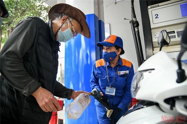 Giá xăng tăng nhẹ, giá dầu giảm tại kỳ điều hành ngày 29/5