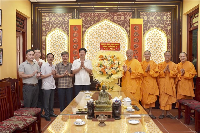 Chủ tịch UBND thành phố chúc mừng Đại lễ Phật đản