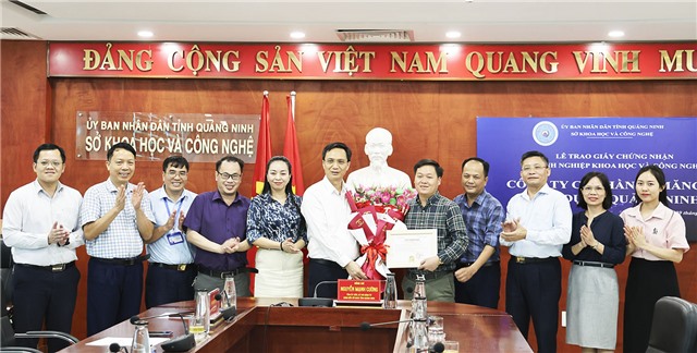 Trao giấy chứng nhận Doanh nghiệp Khoa học và Công nghệ cho Công ty CP Xi măng và Xây dựng Quảng Ninh
