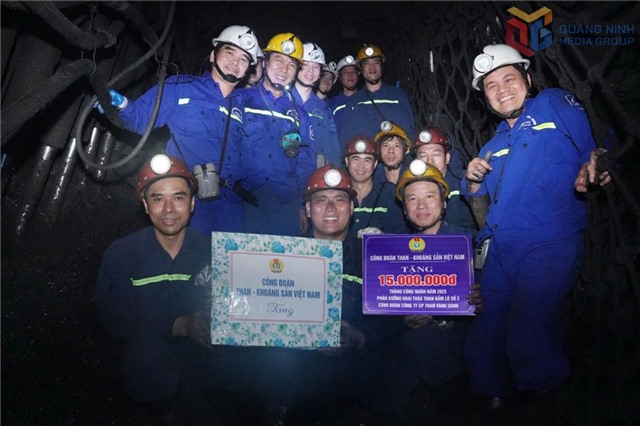 Ấm áp nghĩa tình Tháng Công nhân