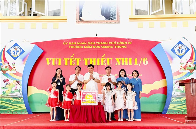 Bí thư Thành ủy Mai Vũ Tuấn thăm, tặng quà thiếu nhi nhân dịp 1/6