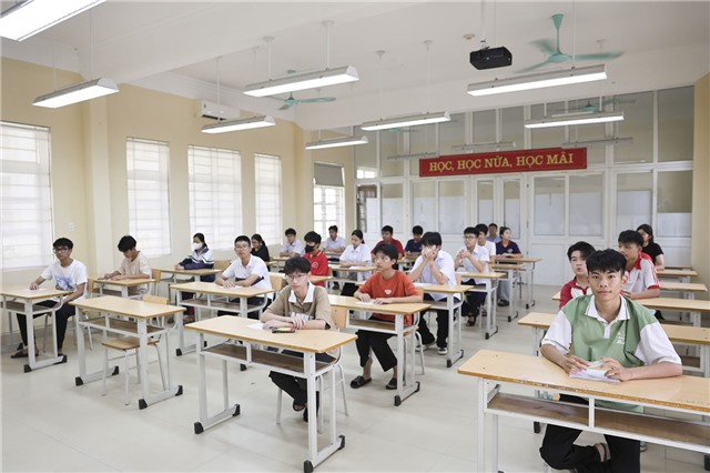 Trên 1.300 thí sinh làm thủ tục dự thi Kỳ thi tuyển sinh lớp 10 THPT năm học 2025-2026