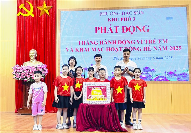 Phó Chủ tịch HĐND thành phố Đỗ Trường Sơn trao quà cho thiếu nhi nhân dịp 1/6 tại phường Bắc Sơn