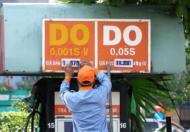 Giá xăng dầu hôm nay 5.5.2025: Giảm bao nhiêu đồng một lít?