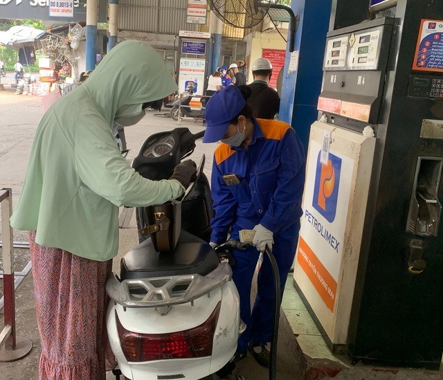 Giá xăng đồng loạt giảm nhẹ sau kỳ nghỉ lễ, RON95 còn 19.586đ/lít